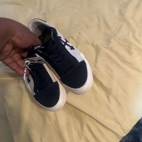 It’s a good shoes it’s looks new - Picture 2 of 5